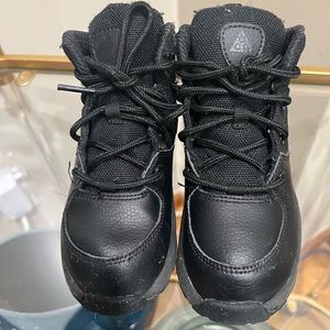 Nike Manoa Boots for kids Size 10 in perfect condition. No insoles